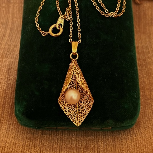 [SOLD] JAPAN Vintage AKOYA Pearl Necklace Unique Design Leaf Embrace Pearl - Picture 7 of 11